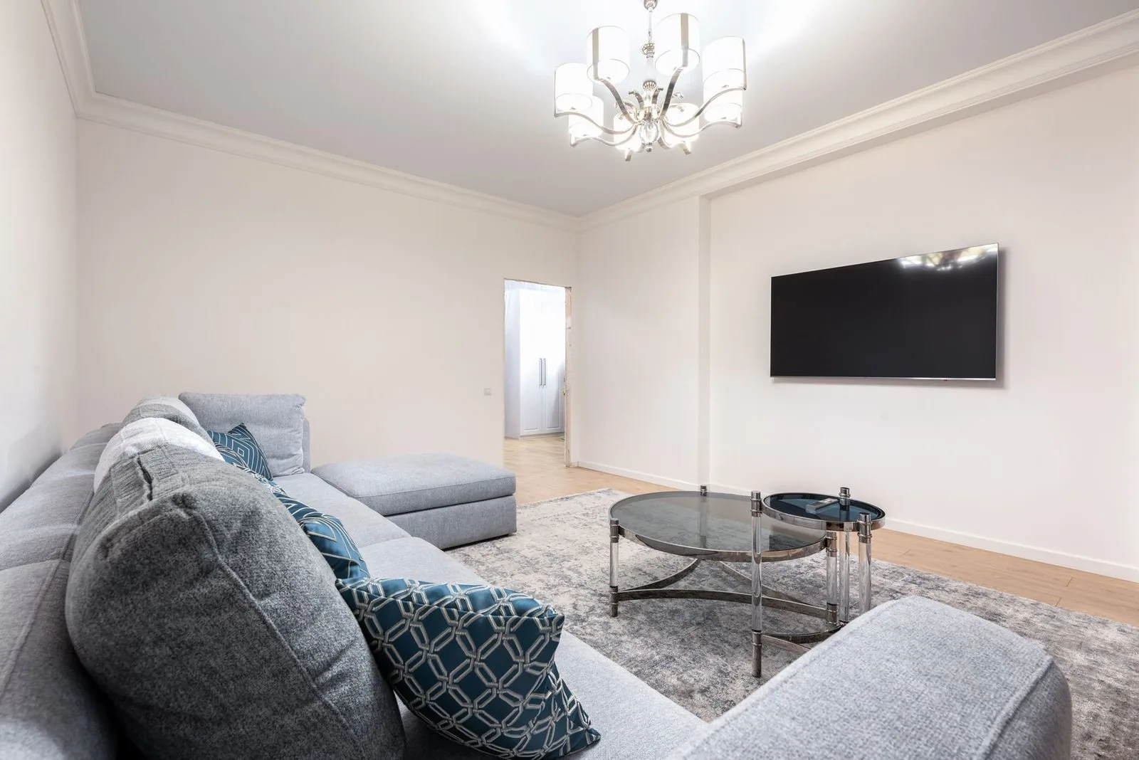 Smart TV moderna na sala usada para teste IPTV com filmes e séries