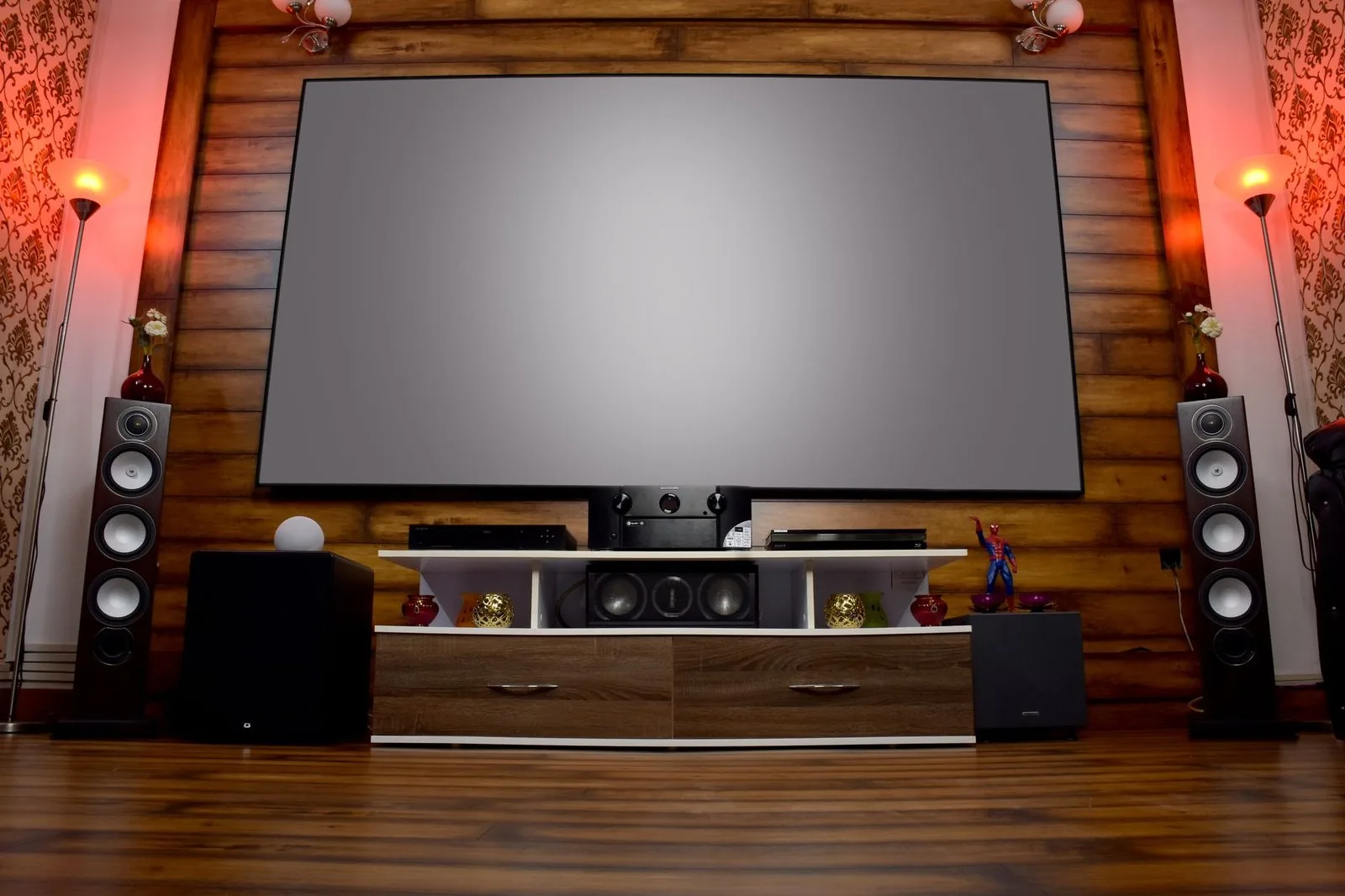 Home theater premium assistindo IPTV em 4K em tela grande sem travar